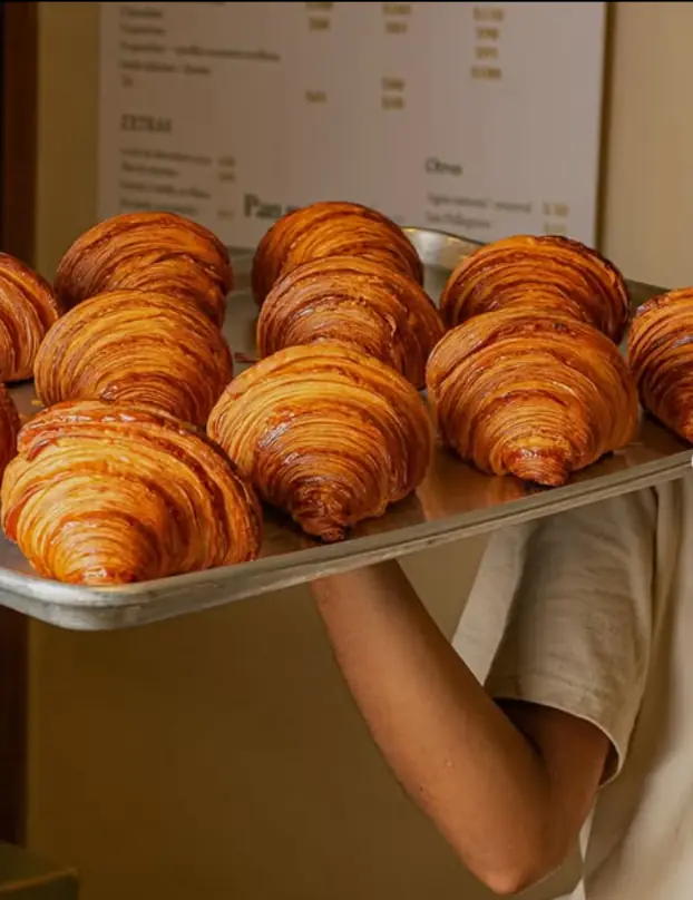 Charola de croissants recién horneados